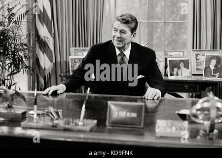 Präsident Ronald Reagan an seinem Schreibtisch im Oval Office des Weißen Hauses. Stockfoto