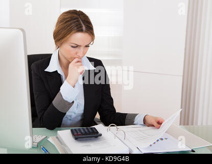 Porträt der jungen Geschäftsfrau arbeitet sie in ihrem Büro Stockfoto