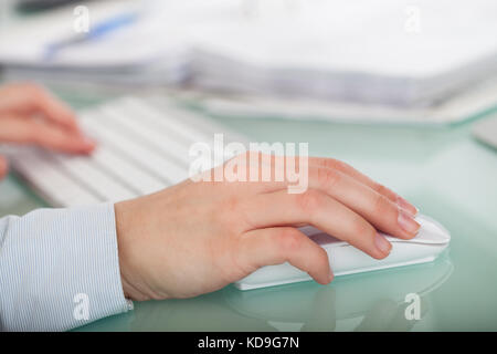 Nahaufnahme von Hand mit der Tastatur und der Maus Stockfoto
