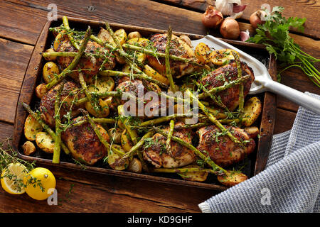 Blatt - pan Honig dijon Huhn und Spargel Stockfoto