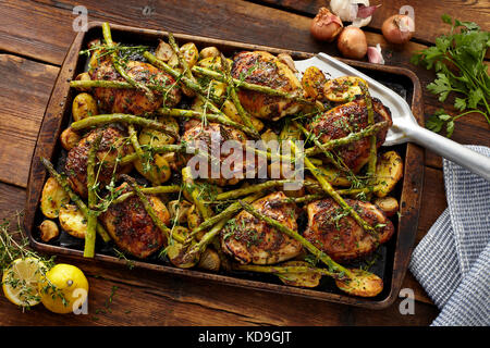 Blatt = pan Honig dijon Huhn und Spargel Stockfoto