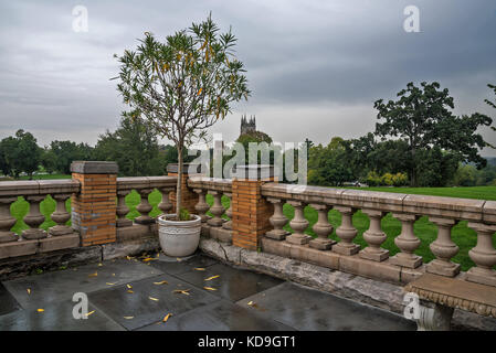 Terrassendetails an Regentagen, Cairnwood Estate, Bryn Athyn Historic District, Pennsylvania, USA Stockfoto