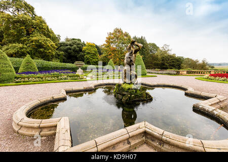 Alte Brunnen Skulptur des Triton (auch Neptun) auf dem Gelände eines historischen Park in Cheshire, Großbritannien. Stockfoto