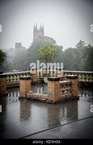 Cairnwood Estate Terrasse an einem regnerischen Tag, Bryn Athyn Historic District, Pennsylvania, USA Stockfoto