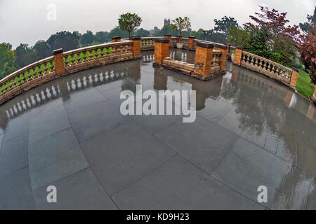 Cairnwood Estate Terrasse an einem regnerischen Tag, Bryn Athyn Historic District, Pennsylvania, USA Stockfoto