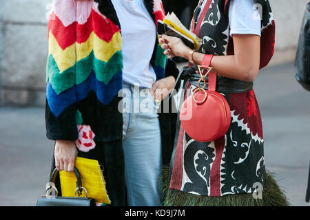 Mailand - 21. September: Frauen mit bunten Fell und roten Tasche vor Prada fashion show, Mailand fashion week street style am 21. September 2017 in mil Stockfoto