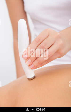 Nahaufnahme einer Frau erhalten microdermabrasion Therapie in Spa Stockfoto