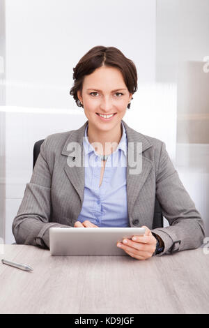 Porträt eines lächelnden jungen Geschäftsfrau mit digitalen Tablet Stockfoto