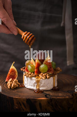 Kochen Dessert mit Camembert, Feigen und Honig Stockfoto