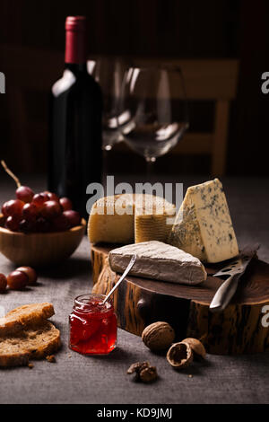 Käse, Wein und Obst Stockfoto