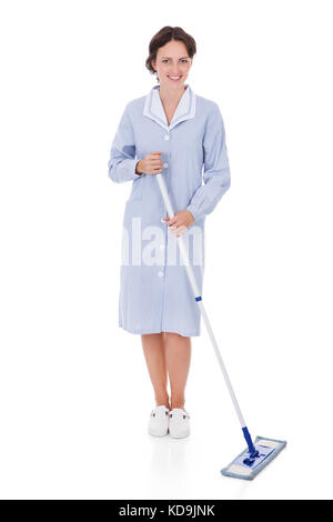 Glückliche junge Maid Holding über weißen Hintergrund mop Stockfoto