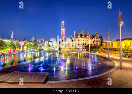 Die Regeneration von Bradford City Center in ein neues 6-Acre, mehrfach preisgekrönten öffentlichen Raum. An seinem Herzen ist eine spektakuläre 'Spiegeln'. Stockfoto