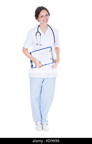 Porträt der Frau Doktor Holding Zwischenablage Over White Background Stockfoto