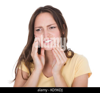 Nahaufnahme einer jungen Frau, die leiden Zahnschmerzen Over White Background Stockfoto