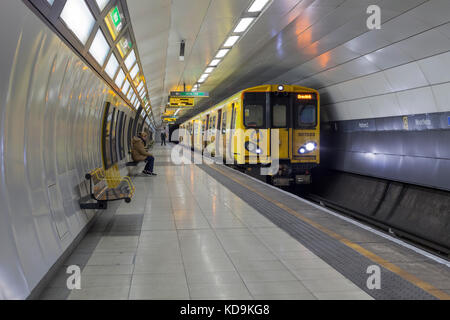 Die U-Bahnstation Liverpool Moorfields, merseyrail Klasse 507 Zug arbeiten die 0851 Hunts Cross - Southport Stockfoto