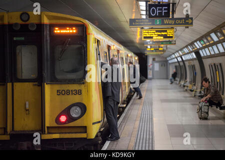 Liverpool Moorfields Station, Merseyrail Klasse 507 508138 Arbeiten die 0921 Jagden Cross - Southport Dirigent vor der Abfahrt die Türen schließen Stockfoto