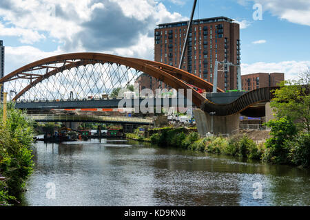 Neue Eisenbahnbrücke im Bau über dem Fluß Irwell, für Bahnprojekt Verknüpfung Ordsall Akkord Salford, Manchester, England, UK Stockfoto