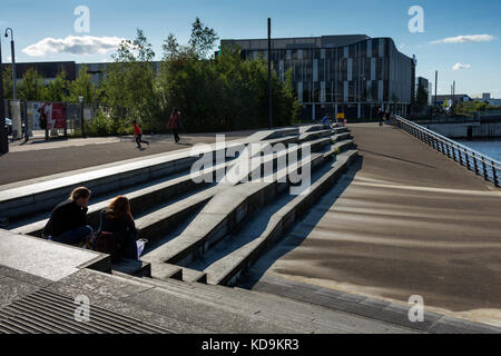 Die Granada TV-Studios und Sitzgelegenheiten im Trafford Wharf, Salford Quays, Manchester, England, Großbritannien Stockfoto