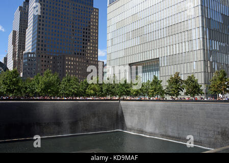 Deux grands Bassins forment le mémorial en mémoire des attentats du World Trade Center. De l'Eau coule sans Interruption jour et nuit. New York le 11 Stockfoto