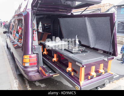 Leichenwagen Wohnmobil mit Küche im Inneren Sarg am Whitby Goth Wochenende. Großbritannien Stockfoto