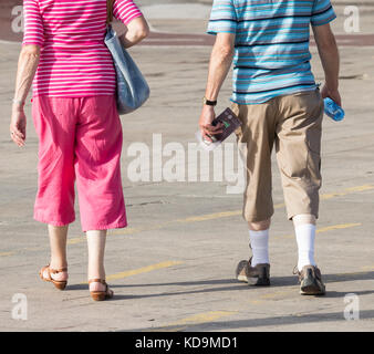 Ansicht der Rückseite des Reifes Paar tragen drei Viertel Länge Hose (man auch tragen weiße Socken) in Spanien Stockfoto