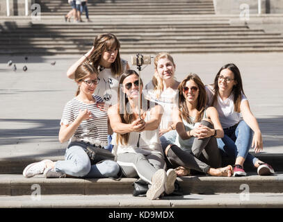 Gruppe von jungen Frauen, die selfie in Spanien Stockfoto