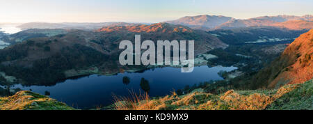 Panoramablick bei Sonnenaufgang vom Aufstieg des NAB Scar über Rydal Water in Richtung Wetherlam, Crinkle Crags und Bowfell, Lake District National Park, Großbritannien Stockfoto