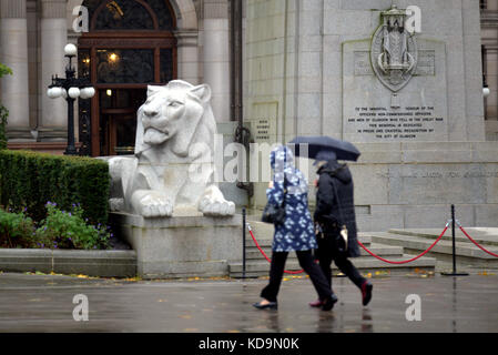 Uk Wetter den schrecklichen Sommer Wetter weiter in den Herbst hinein als schwere Duschen und starke Winde zerschlagen, die Stadt vor dem Ehrenmal in George Quadrat Stockfoto