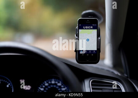 Das Innere der ein Uber Taxi mit einem iPhone zu Windschutzscheibe des Autos mit dem Firmenlogo. Stockfoto