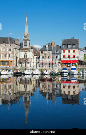 Quai Saint Etienne mit Reflexionen Alter Hafen von Honfleur Calvados Normandie Frankreich Stockfoto