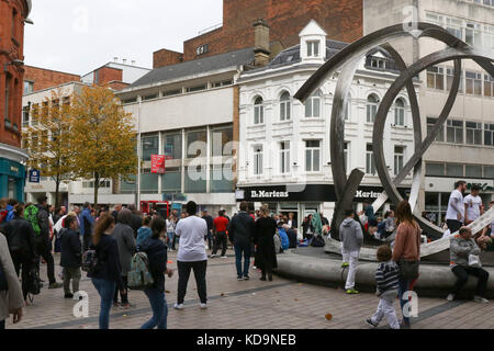 Leute, die eine Straße in Belfast bei Arthur Platz. Stockfoto