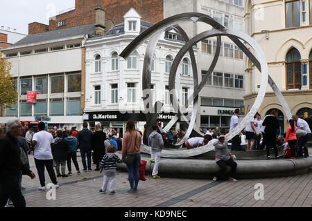 Leute, die eine Straße in Belfast bei Arthur Platz. Stockfoto