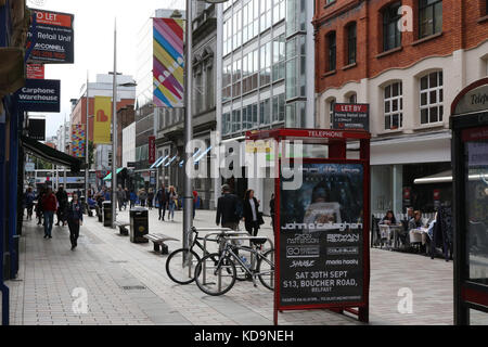 Shopper und Fußgänger in Belfast. Die Fußgängerzone befindet sich in der Arthur Street Belfast. Stockfoto