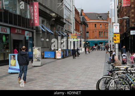 Käufer und Fußgängern in Befast. Die Fußgängerzone ist in Arthur Street Belfast. Stockfoto