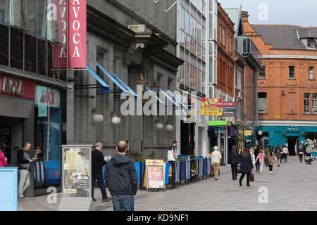 Käufer und Fußgängern in Befast. Die Fußgängerzone ist in Arthur Street Belfast. Stockfoto