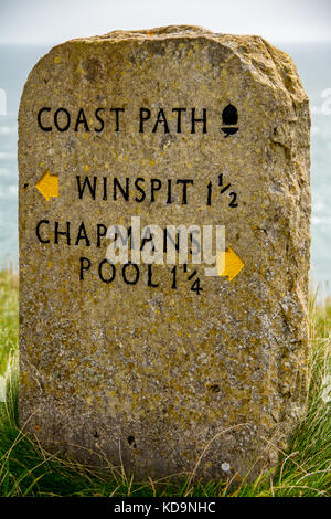 Meilenstein in der Nähe von Worth Matravers in Dorset, Kennzeichnung, die Richtung und Entfernung zu Winspit und Chapmans Pool Stockfoto