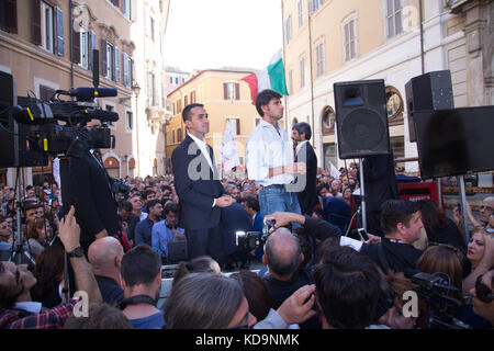 Roma, Italien. 11 Okt, 2017 Alessandro Di Battista und Luigi di Maio während der Demonstration in Rom durch die cinquestelle Bewegung gegen die Entscheidung der italienischen Regierung Vertrauen in das Wahlgesetz zu setzen organisiert. Credit: Matteo nardone/Pacific Press/alamy leben Nachrichten Stockfoto