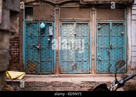 Drei blaue verschlossene Türen mit schmiedeeisernen Toren und Vorhängeschlösser in Neu Delhi, Indien. Stockfoto