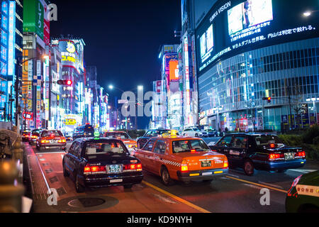 TOKYO - 31. Dezember 2016: Einige Taxi sind, in einem der lebhaftesten Viertel Japan Kreuzung in Shinjuko Bezirk in der Nacht. Shinjuku ist eine spezielle Station in Tok Stockfoto