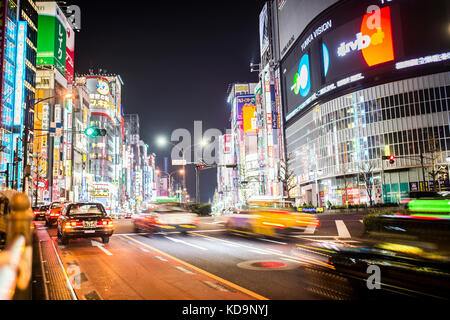 TOKYO - 31. Dezember 2016: Einige Taxi sind, in einem der lebhaftesten Viertel Japan Kreuzung in Shinjuko Bezirk in der Nacht. Shinjuku ist eine spezielle Station in Tok Stockfoto