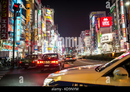 TOKYO - 31. Dezember 2016: Einige Taxi sind, in einem der lebhaftesten Viertel Japan Kreuzung in Shinjuko Bezirk in der Nacht. Shinjuku ist eine spezielle Station in Tok Stockfoto