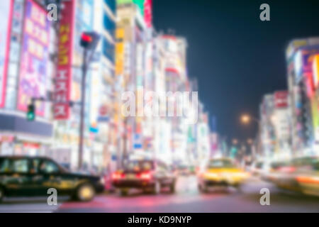 Unscharfes Bild. Einige Taxi sind, in einem der lebhaftesten Viertel Japan Kreuzung in Shinjuko Bezirk in der Nacht. Shinjuku ist eine spezielle Station in Tokio, Japan. Stockfoto