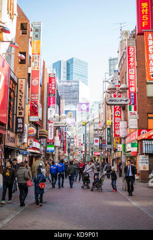 Tokio - JAPAN - 1. Januar 2017. Einige Touristen schlendern durch die Straßen von Akihabara in Tokio. Akihabara gewann den Spitznamen Akihabara Electric Town Stockfoto