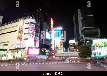 TOKYO - 31. Dezember 2016: einige Autos sind, in einem der lebhaftesten Viertel Japan Kreuzung in Shinjuko Bezirk in der Nacht. Shinjuku ist eine spezielle Station in Tok Stockfoto