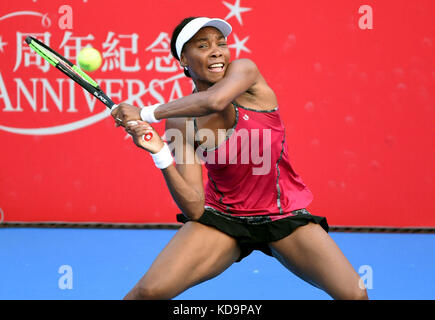 Hongkong, China. 11 Okt, 2017. Venus Williams aus den Vereinigten Staaten von Amerika schlägt zurück während der zweiten Runde singles Match gegen Naomi's Japan Osaka bei wta Hong Kong 2017 Tennis Open in Hong Kong, South China, Oct. 11, 2017 Quelle: Lo ping Fai/Xinhua/alamy leben Nachrichten Stockfoto