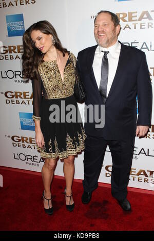 New YORK - 19. DEZEMBER 2007: Produzent Harvey Weinstein und Ehefrau Designerin Georgina Chapman nehmen am 19. Dezember 2007 im Ziegfeld Theatre in New York City An der New Yorker Premiere "The Great Debaters" in New York City People: Harvey Weinstein: Georgina Chapman Hoo-Me/MediaPunch Stockfoto