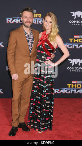 Los Angeles, Kalifornien, USA. Oktober 2017. 10. Oktober 2017 - Los Angeles, Kalifornien USA - Comedian/Schauspieler CHRIS HARDWICK, Schauspielerin LYDIA HEARST bei der Premiere von Thor Ragnarok, die im El Capitan Theater, Hollywood, Los Angeles, CA. Credit: Paul Fenton/ZUMA Wire/Alamy Live News Stockfoto