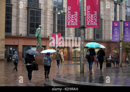 Uk Wetter den schrecklichen Sommer Wetter weiter in den Herbst hinein als schwere Duschen und starke Winde zerschlagen, der Stadt in der Nähe des Donald Dewar Statue auf Buchanan Stockfoto