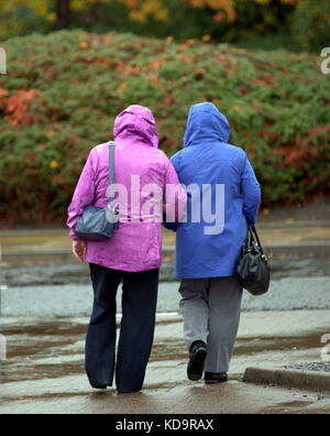 Glasgow, Schottland, UK.11. Oktober. Wetter in Großbritannien das schreckliche Sommerwetter setzt sich bis in den Herbst fort, da starke Regenfälle und starke Winde die Stadt heimsuchen. Credit Gerard Ferry/Alamy News Stockfoto