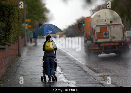 Glasgow, Schottland, UK.11. Oktober. Wetter in Großbritannien das grauenhafte Sommerwetter setzt sich bis in den Herbst fort, da starke Regenfälle und starke Winde die Stadt auf der Great Western Road überschwemmen. Credit Gerard Ferry/Alamy News Stockfoto